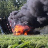 Brandweerwagen bijna te water bij blussen van tractorbrand Leidsevaart Lisse (Video update)